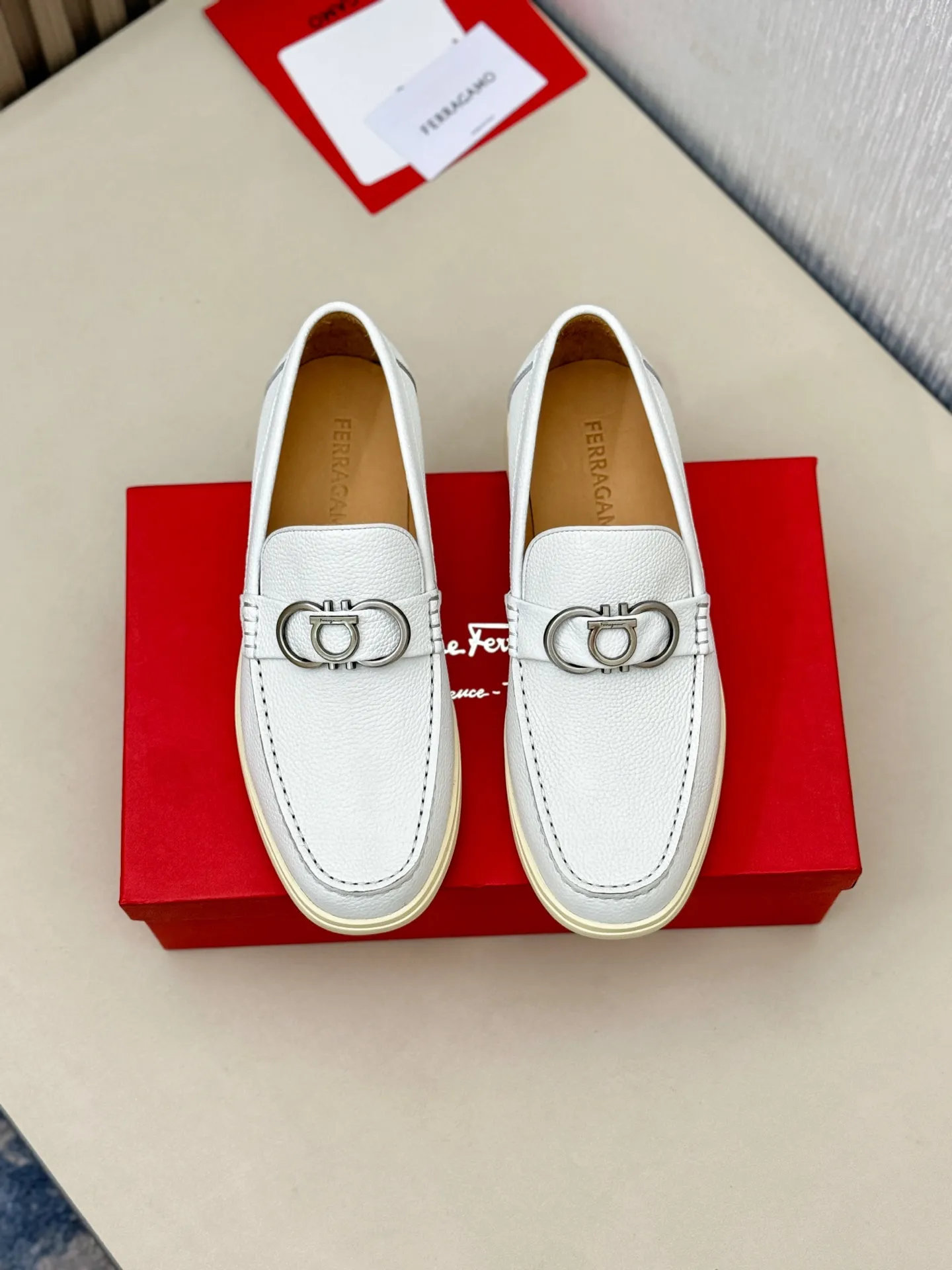 [Ferragamo] P: 580💰 Number of yards: 38~44 (45 orders are non-returnable) Ferragam's new men's driving shoes, the fabric is made of imported cowhide, with visible texture, heavy industrial stitching, dyed calfskin inside, standard logo cowhide feet, big-name experience, soft and comfortable on the feet, a men's favorite, special non-slip and wear-resistant rubber soles, easy to handle various occasions, with original box packaging!